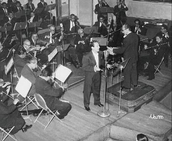 Michelangelo Verso canta con l'Orchestra Sinfonica Messicana. Cliccate sull'immagine per vedere l'annuncio pubblico di questo evento (La Hora Chrysler)