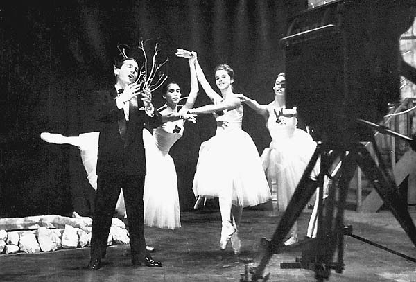 Michelangelo Verso singing for the Brasilian Television, Canal 5