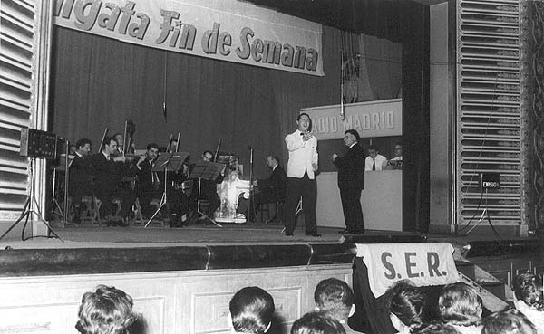 Michelangelo Verso sings 'Granada' for Radio Madrid