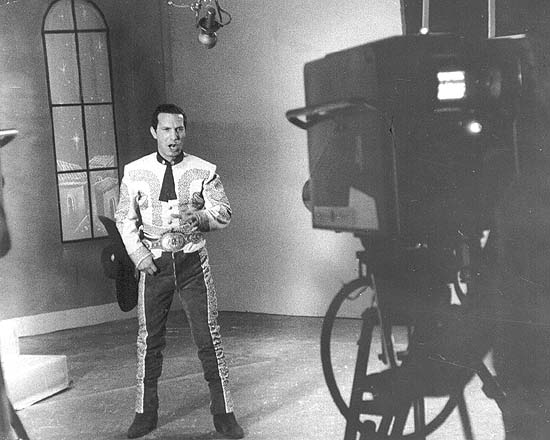 Michelangelo Verso sings 'Ranchera' songs - TV Mexico