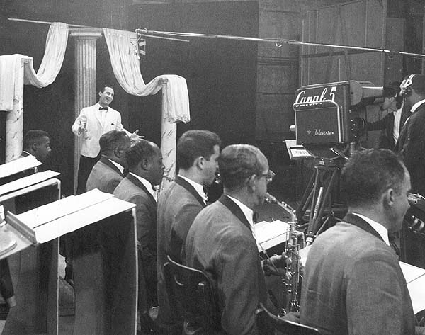 Michelangelo Verso singing for the Brazilian TV, Canal 5