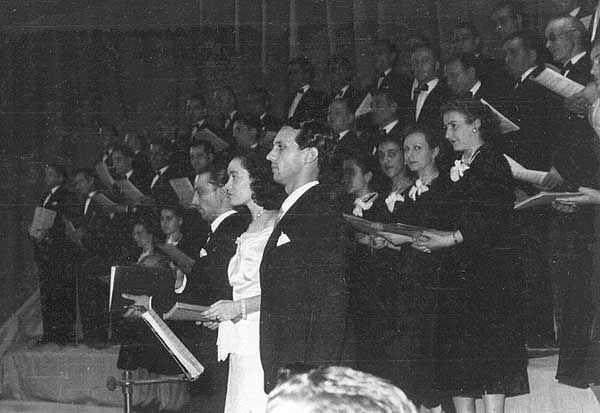 Foto dei solisti assieme al coro durante il 3° atto dell'Ernani