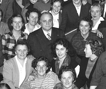 Beniamino Gigli con alcuni cosristi del Coro di Opera di Amsterdam nel 1955