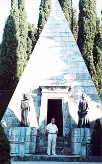 Michelangelo Verso standing in front of Beniamino Gigli's tomb in Recanati