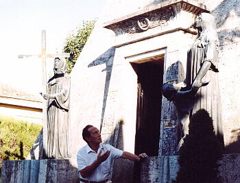 M. Verso in front of Beniamino Gigli's tomb (close-up).